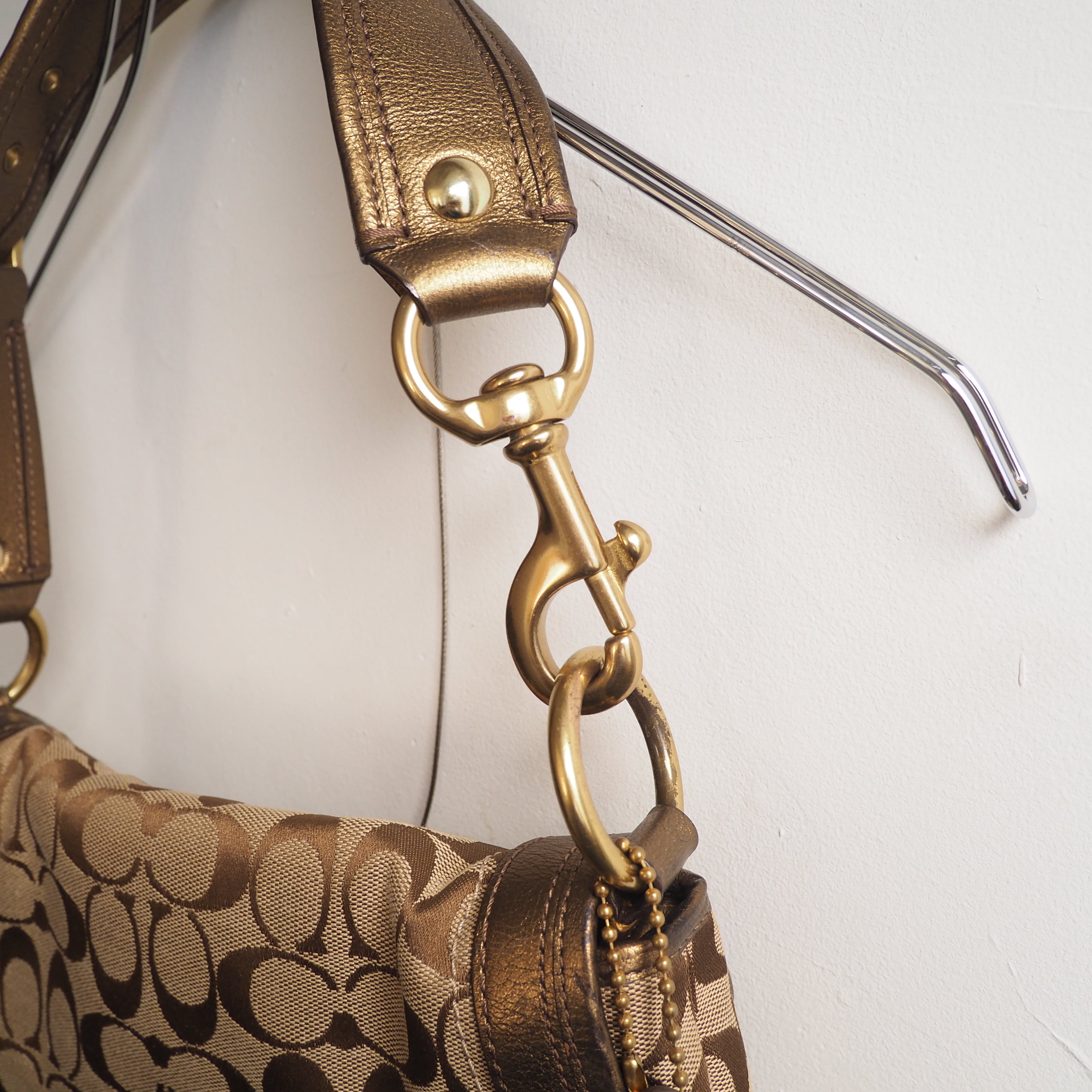 ” Coach ” Gold paint coating × signature textile Hand Bag