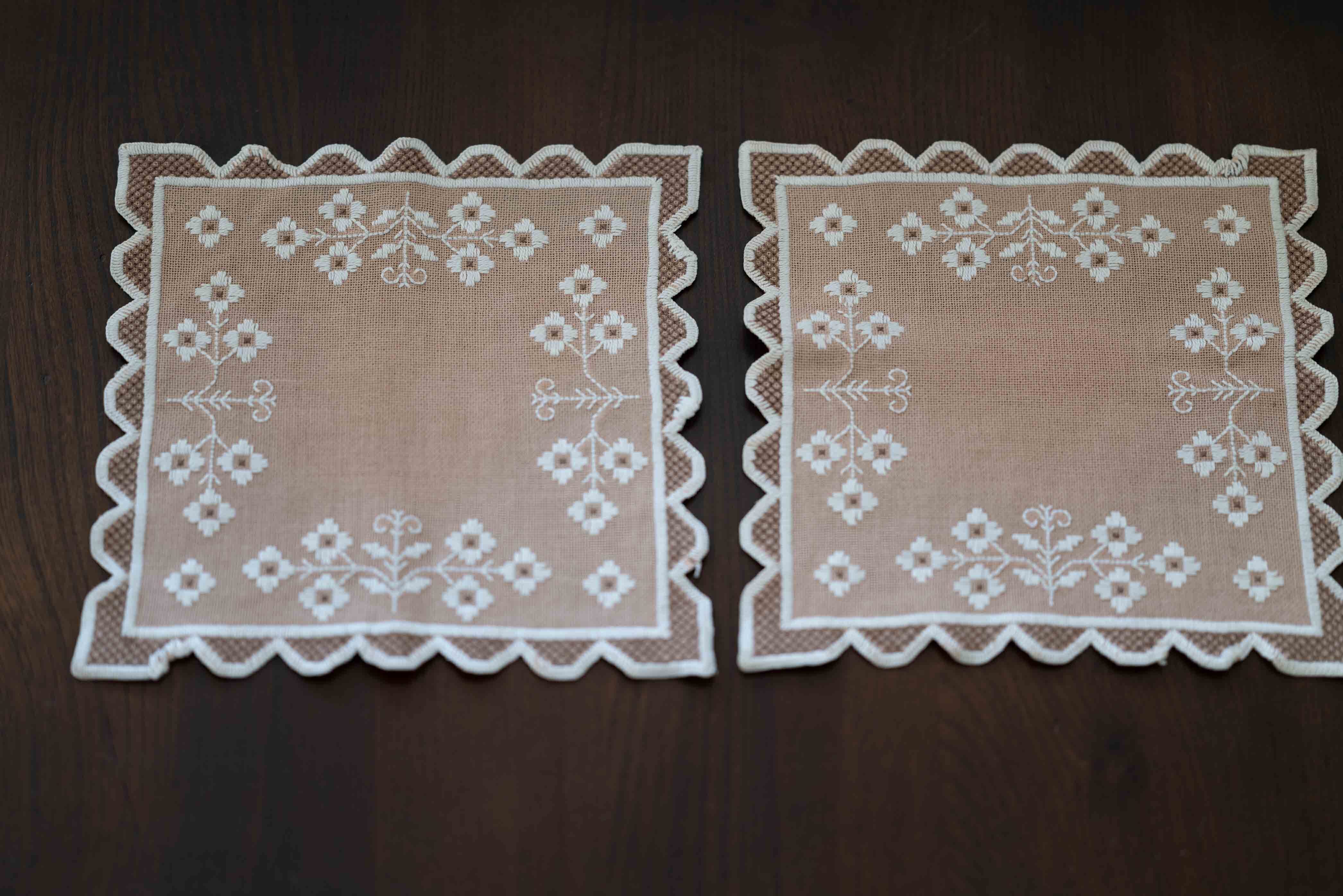 ミニサイズのテーブルクロス カフェオレボウルと相性抜群です! 2枚組 手刺繍 麻製品 北欧仕入れです