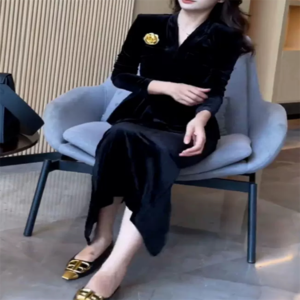 【送料無料】 ロングドレス オールインワン 上下セット 衣装 マキシ 長袖 Vネック 襟付き ベロア ベルベット 厚手生地 エレガント 可愛い 大人可愛い きれいめ シンプル カジュアル シック コンサバ 華やか 大人 上品 おしゃれ お洒落 主役級 こなれ感 高見え 高級感 無地 冬 20代 30代 40代 レディース 女性用 お出かけ 女子会 お呼ばれ 休日 お茶会 入学式 入園式 結婚式 二次会 パーティ 演奏会 ファッション ペンシルスカート 定番 プチプラ 着痩せ フォーマル 垢抜け 存在感