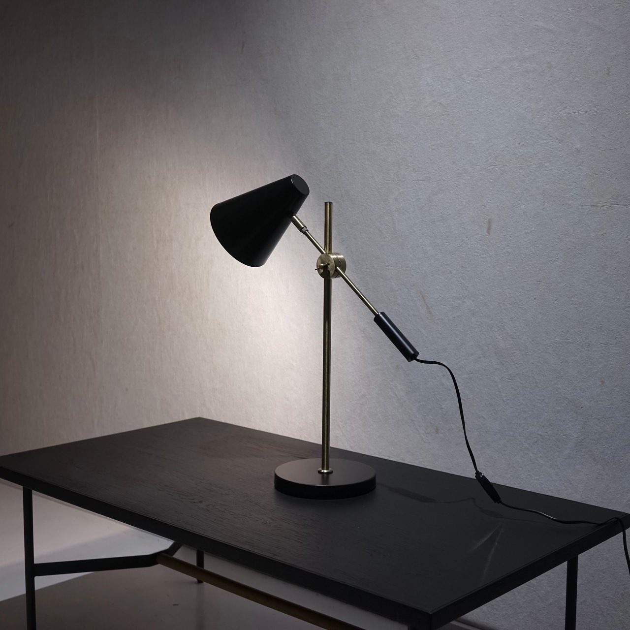 未使用品 ELUX エルックス BROOK TABLE ブルック テーブルランプ スタンドライト 卓上照明 真鍮 ブラック モダン ミッドセンチュリー ホテルライク イタリア