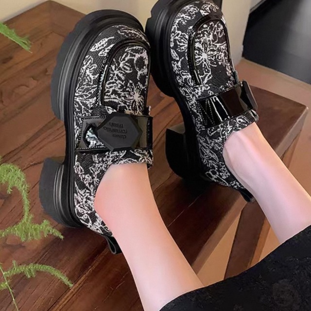 【送料無料】 ローファー 2色 靴 シューズ ゴツゴツ 厚底 タンクソール ラウンドトゥ 丸トゥ 飾り モチーフ エレガント 可愛い 大人可愛い きれいめ シンプル カジュアル シック コンサバ 華やか 大人 上品 おしゃれ 主役級 こなれ感 高見え フェミニン 花柄 春 秋 レディース 女性用 10代 20代 デート お出かけ 女子会 お呼ばれ 休日 お茶会 授業参観 垢抜け デイリーユース 普段使い ファッション コーデ スタイル 楽ちん 歩きやすい 美脚 脚長 定番 ホワイト ブラック モノトーン