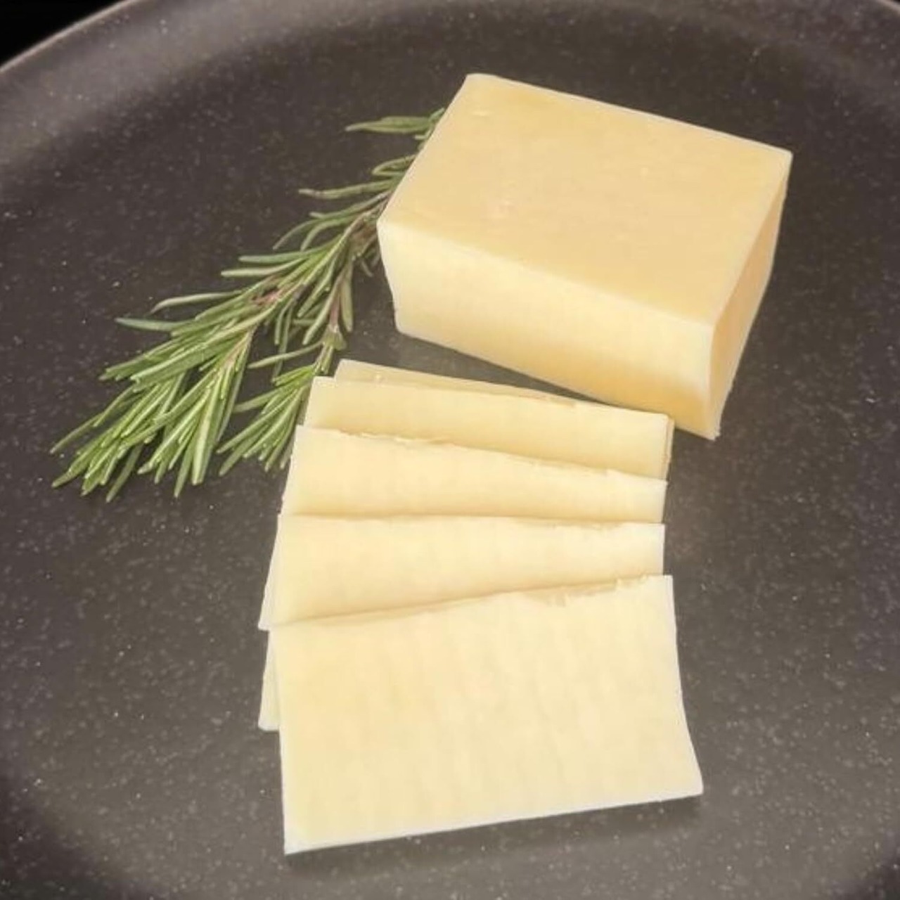 グラスフェッド アメリカ産 モントレージャック 4mmスライス 150g｜セルロース不使用・ご注文ごとにカット Grassfed Monterey Jack Sliced 4mm 150g – Fresh Cut & Cellulose Free