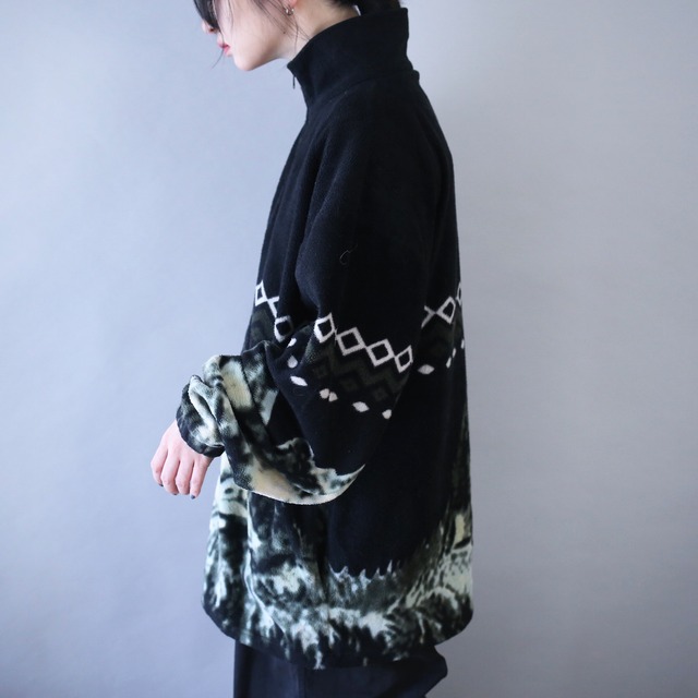 "狼" art graphic pattern over silhouette fleece jacket