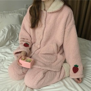 【送料無料】 もこもこ モコモコ ルームウェア レディース ホームウェア 部屋着 寝巻き パジャマ 前ボタン 前あき 長袖 襟付き イチゴ いちご ストロベリー ロゴ 長ズボン パンツ ウエストゴム ふわふわ あったか 暖かい ふんわり 可愛い 大人可愛い かわいい 旅行 ゆったり ラクちん ピンク 10代 20代 30代 40代 秋 冬 真冬