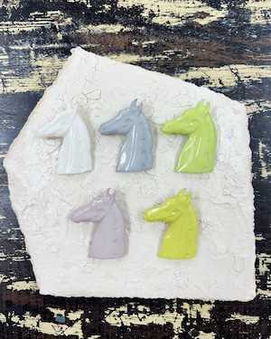 vintage horse plastics brooch ②