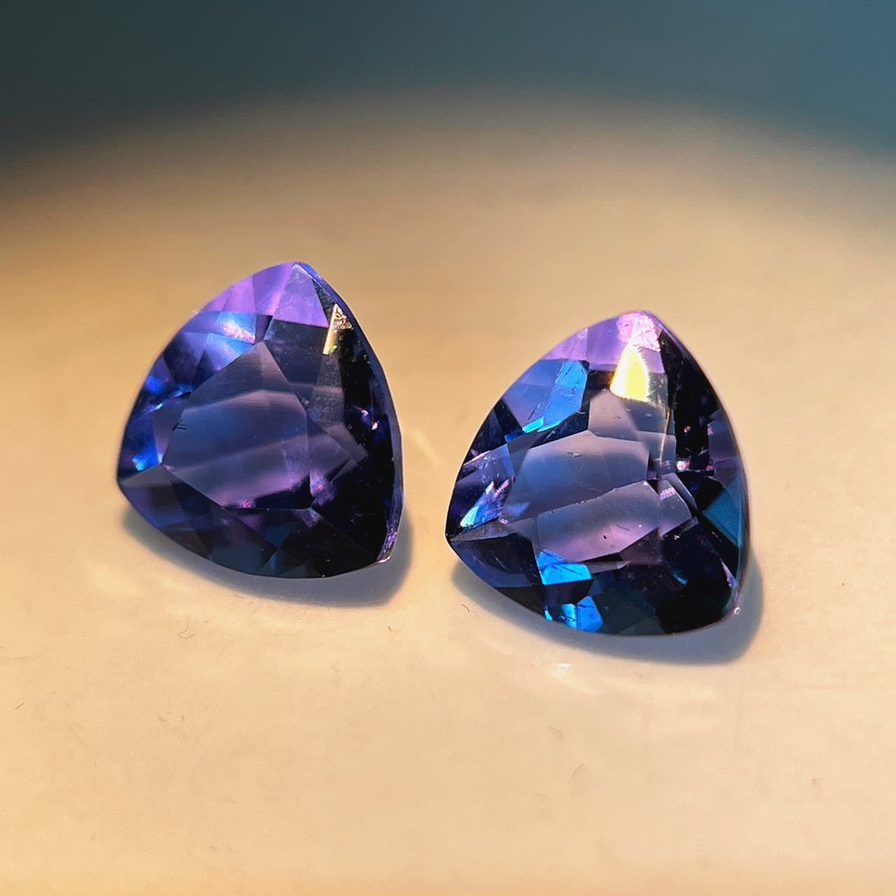 GEMVIO Collection フルール・ド・リス ヴィンテージスタイル ブライダルセット ペアカット モルガナイト 8X6MM 