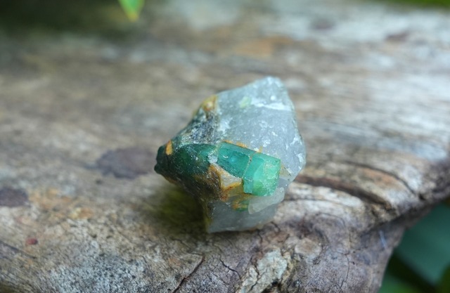 大きな四角★エメラルド原石s705