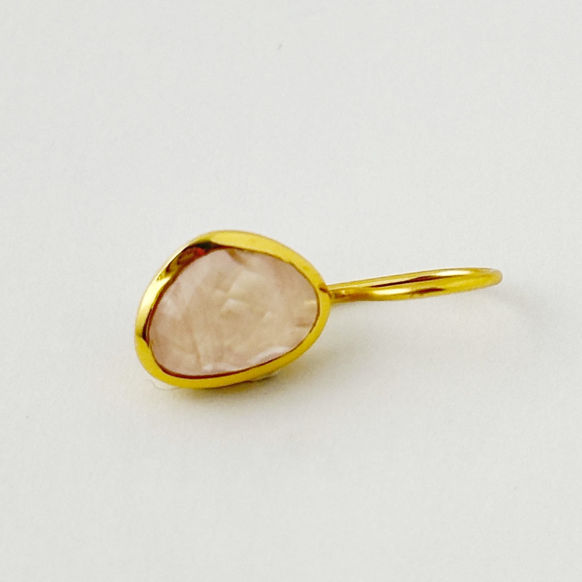 Gold Coating ローズクォーツ いびつなオーバル フックピアス | 【公式