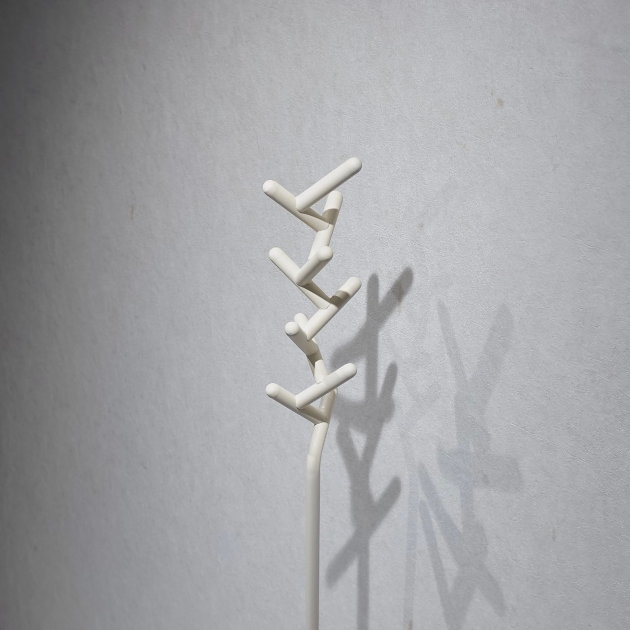 Mattiデザイン コートハンガー ポールハンガー コートスタンド 洋服掛け カバン掛け ホワイト モダン 北欧 ミニマル