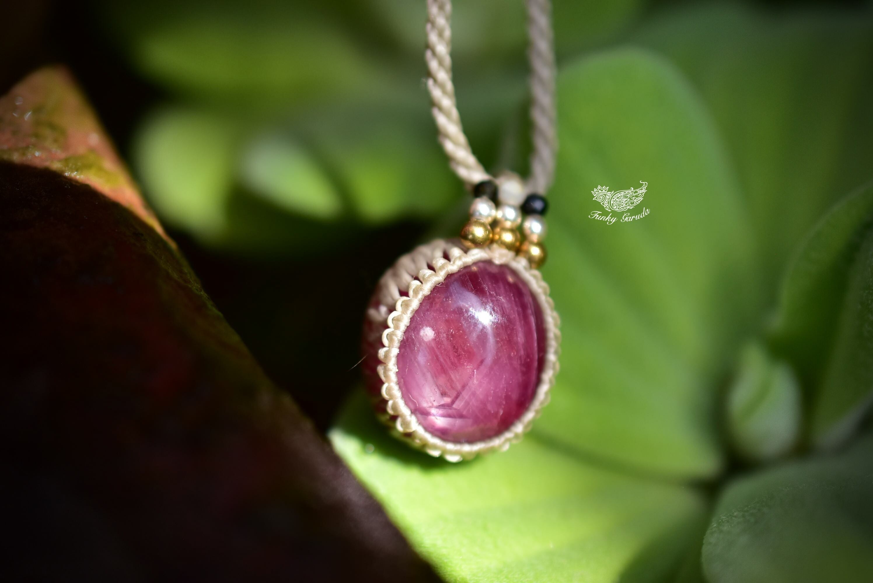 小さな存在感★コランダムルビー マクラメペンダント90