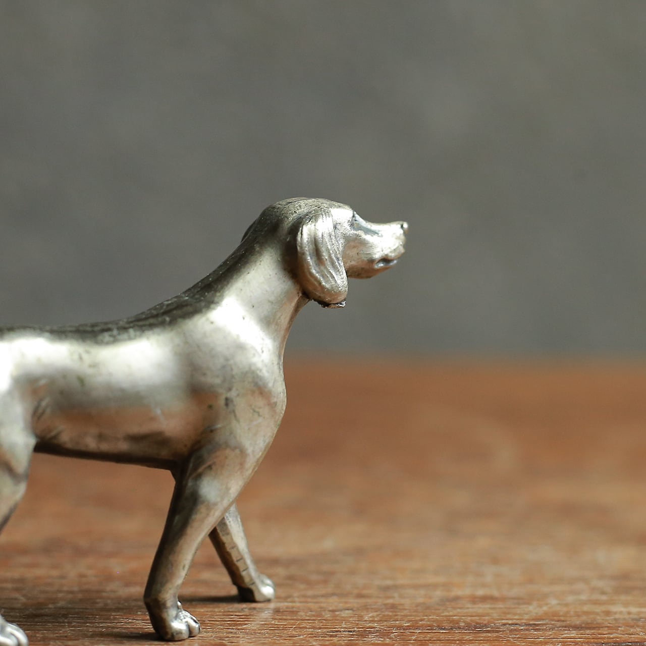 シルバー犬彫刻