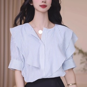【送料無料】 ブラウス トップス ゆったり 半袖 Vネック Aライン フレア プルオーバー 薄手生地 しましま ストライプ柄 かわいい 大人可愛い 大人女子 こなれ感 シンプル カジュアル 大人 上品 おしゃれ お洒落 ラフ コンサバ デート お出かけ お茶会 女子会 休日 授業参観 夏 30代 40代 女性用 レディース 着回し プチプライス デイリーユース 普段使い ファッション コーデ スタイル 楽ちん 定番アイテム 着痩せ 垢抜け ブルー 大人カラー