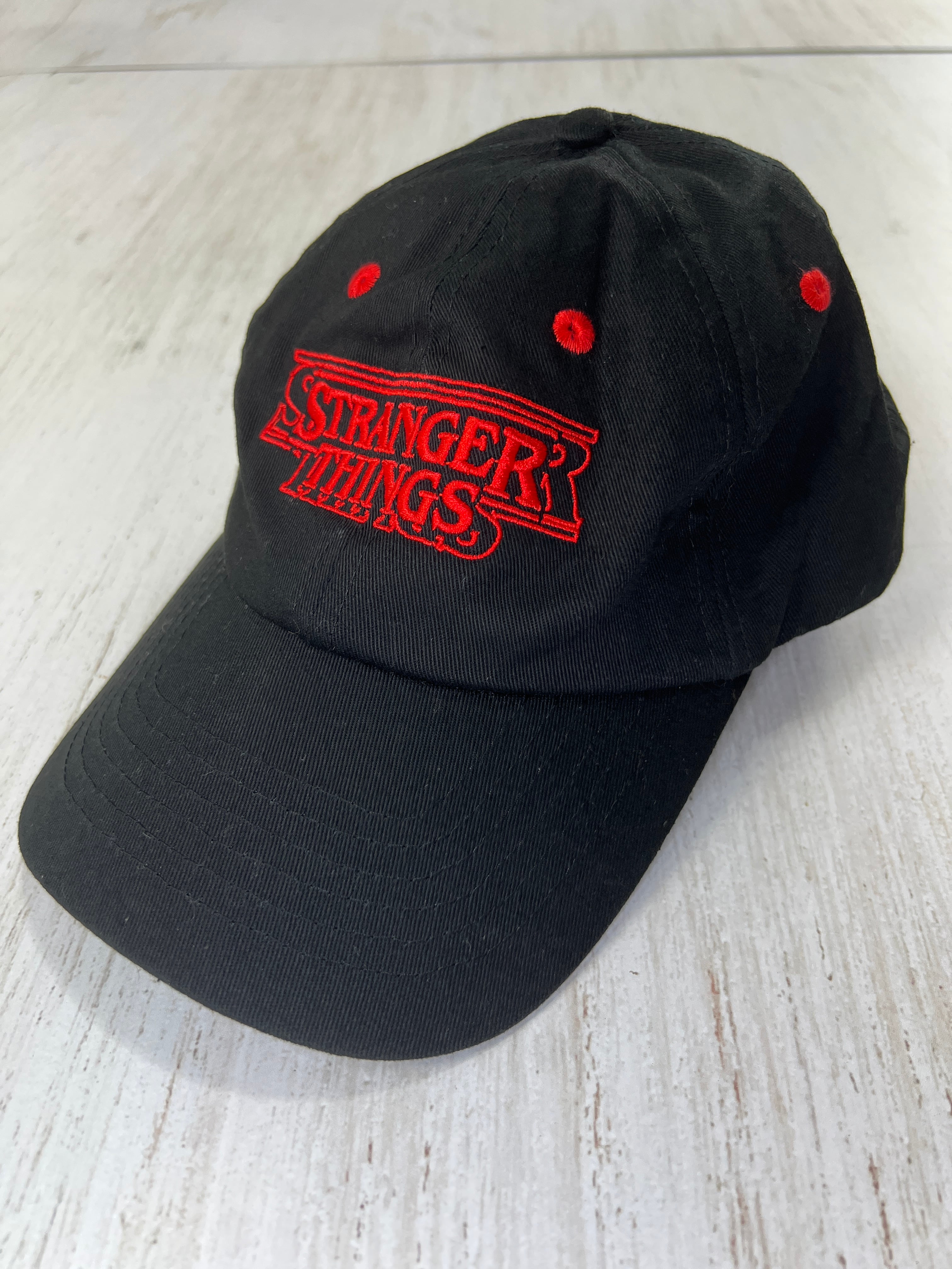 Stranger Things Embroidered Logo Cap (Black × Red) / ストレンジャー・シングス 刺繍ロゴキャップ(ブラック × レッド)