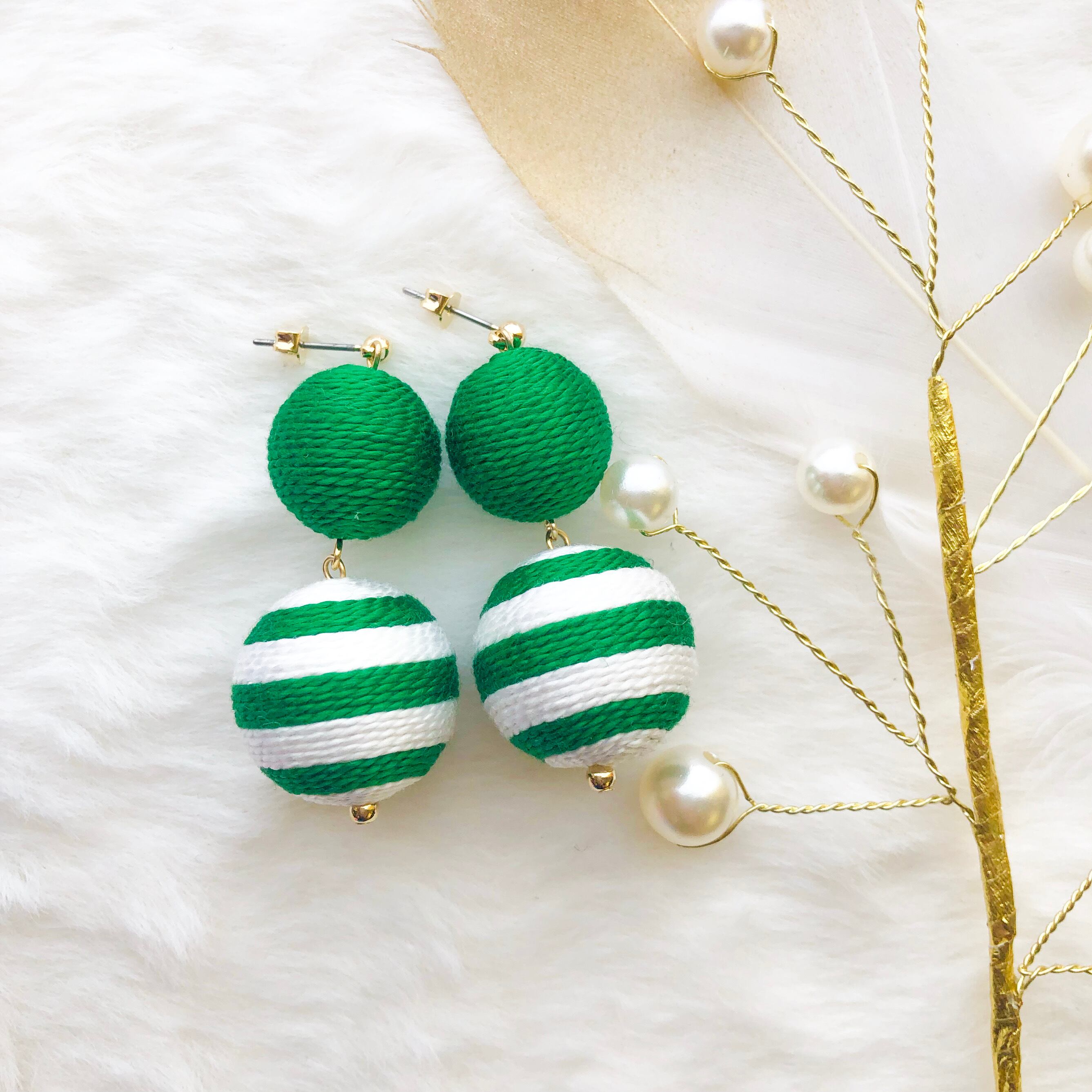 グリーンボーダーボンボンピアス | puchikuma accessories