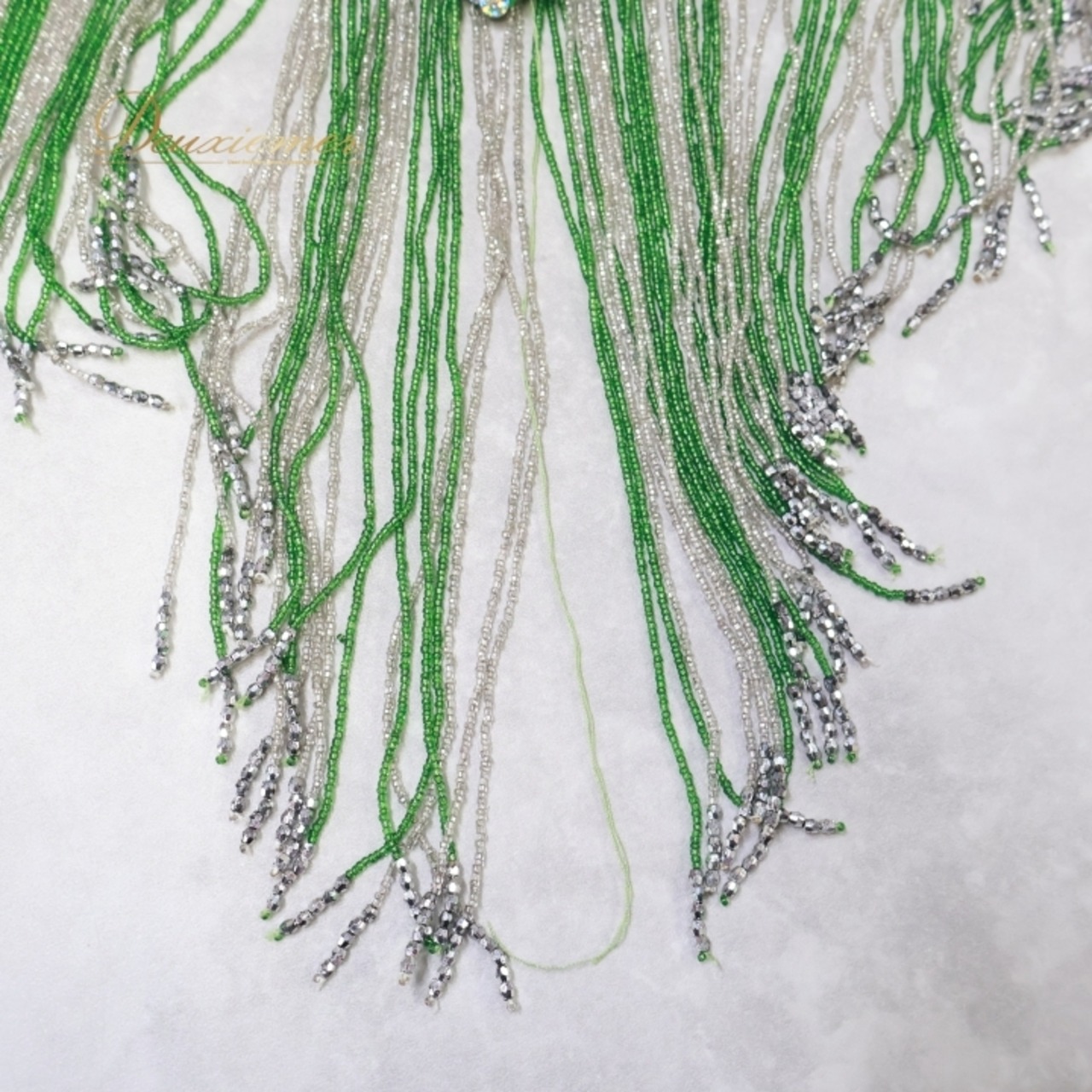 ベリーダンス オリエンタル 衣装 上下セット グリーン系 トップス スカート ベルト アーム アーム飾り ベール コイン ビーズ フリンジ 豪華 装飾 透け感 スリット 華やか ダンス衣装 イベント ステージ キラキラ