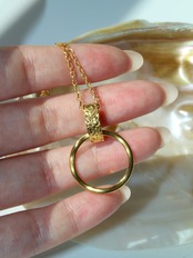 Holder necklace
