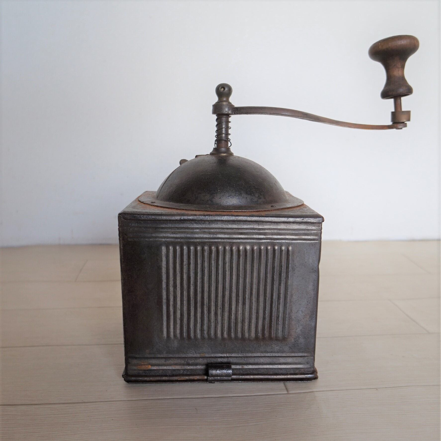 【コレクション 26】錆のあるコーヒーミル