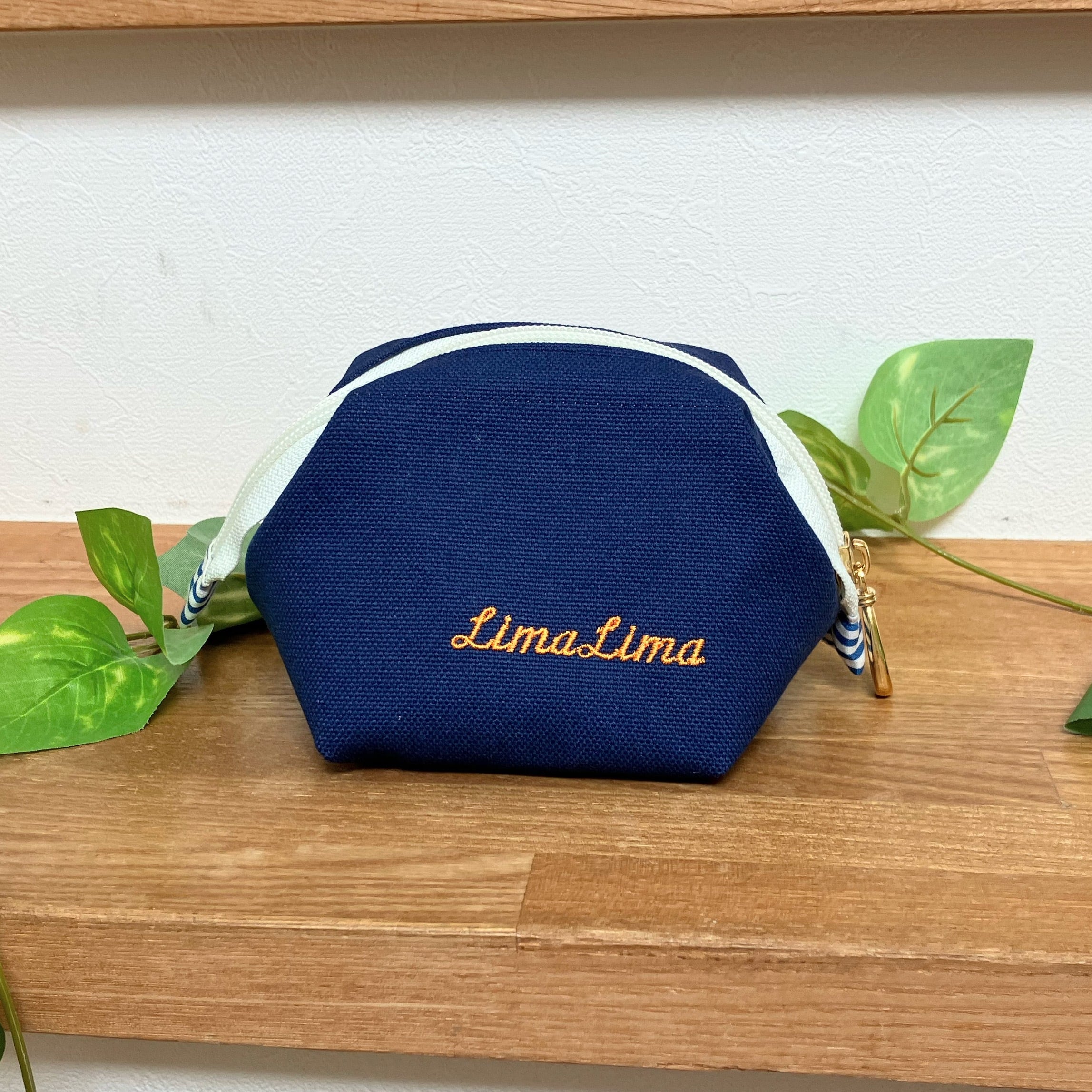 刺繍のワイヤーポーチ Sサイズ〈カクレクマノミ/ネイビー・ミント