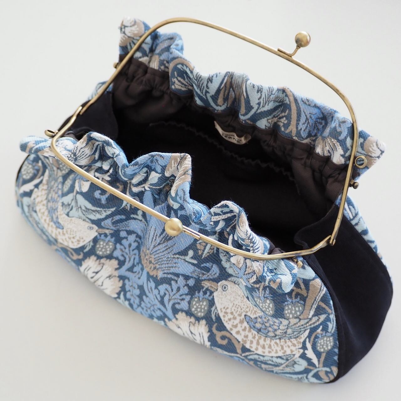 □ジャガード生地の2wayがま口バッグ・いちご泥棒□ musique (wm-stf