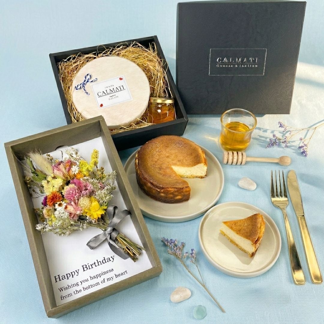 ありがとう“を贈る】BOX入りドライフラワーブーケ＆濃蜜チーズケーキ