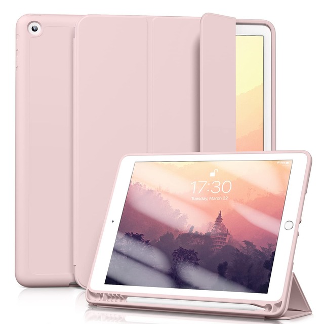 Aoub iPad 9.7 インチ 第5 第6世代 (2018/2017) ケース オートスリープ/ウェイク機能対応 Apple Pencilペン収納・ホルダー付 スマートカバー ソフト TPU 薄型 軽量 耐衝撃 三つ折りスタンド (ピンク)