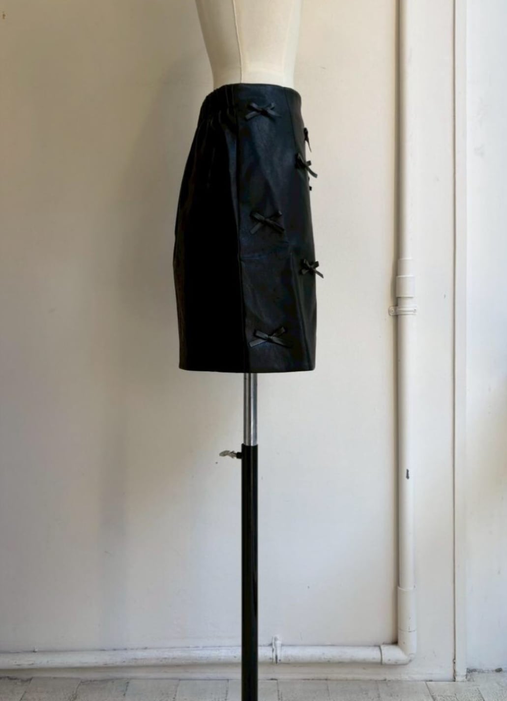 【anana】フェイクレザーミニスカート(リボン) a89-041