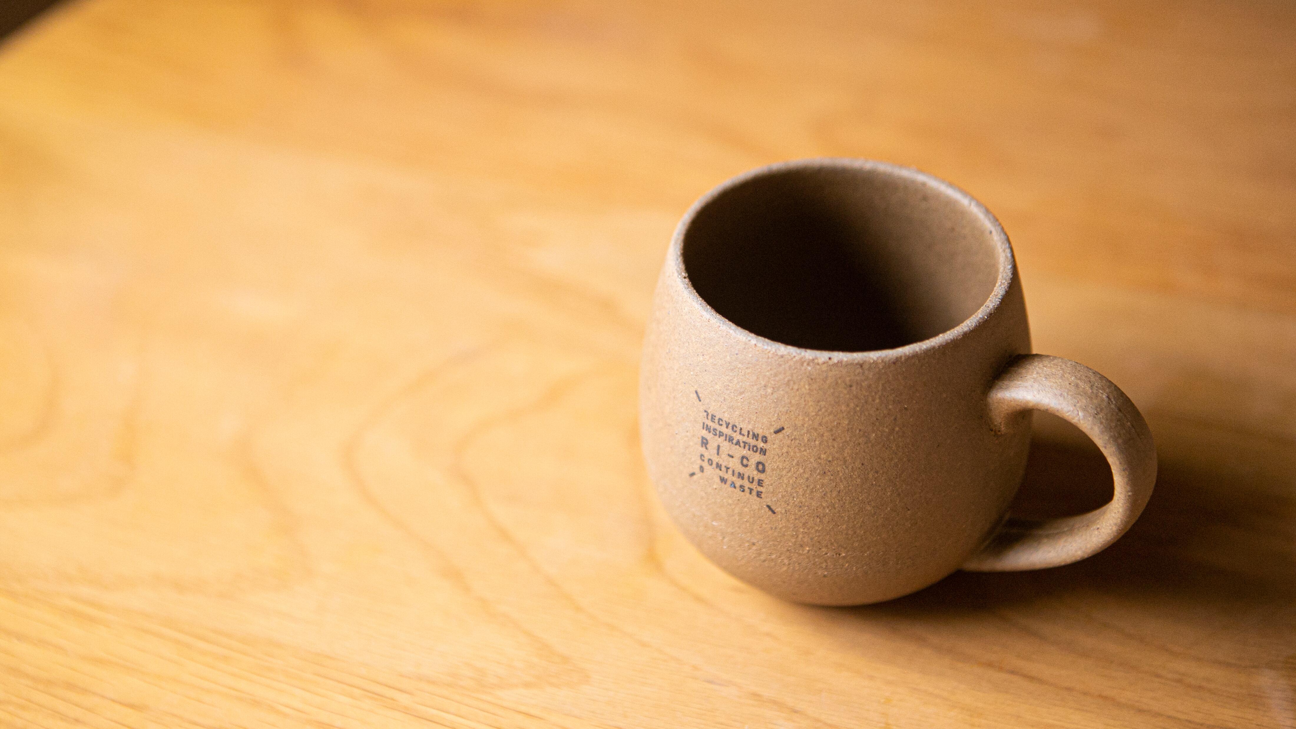 ロゴあり Ri Coマグカップ 再生備前焼 暮らしと珈琲 豊かな暮らしとコーヒーと