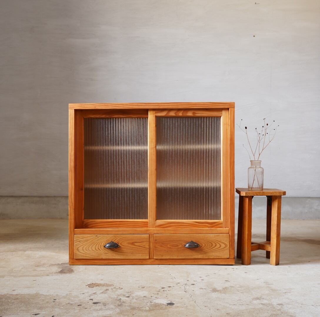 モールガラスのキャビネット