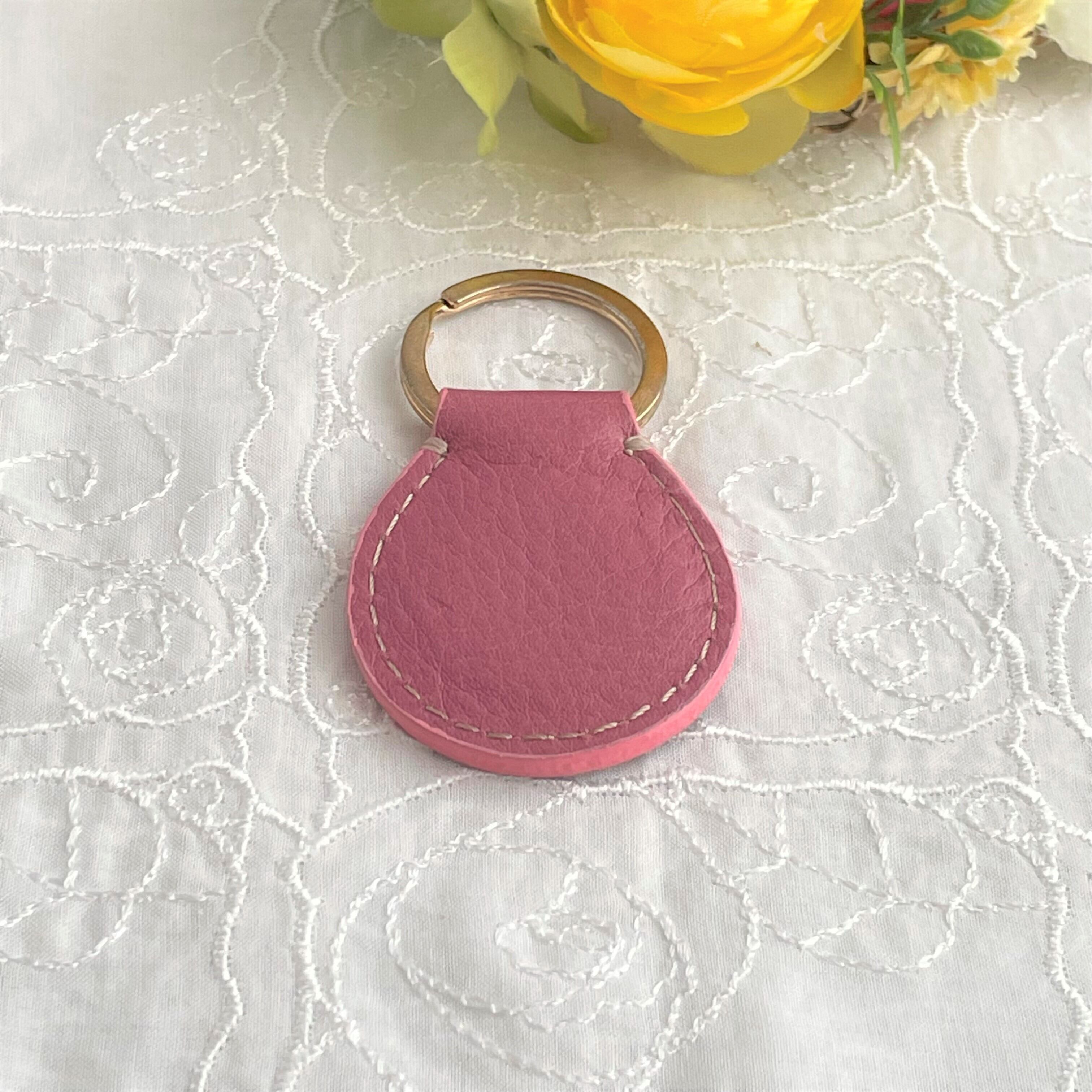 チェリーピンク【本革×刺繍】イニシャルキーホルダー＊ギフトにも