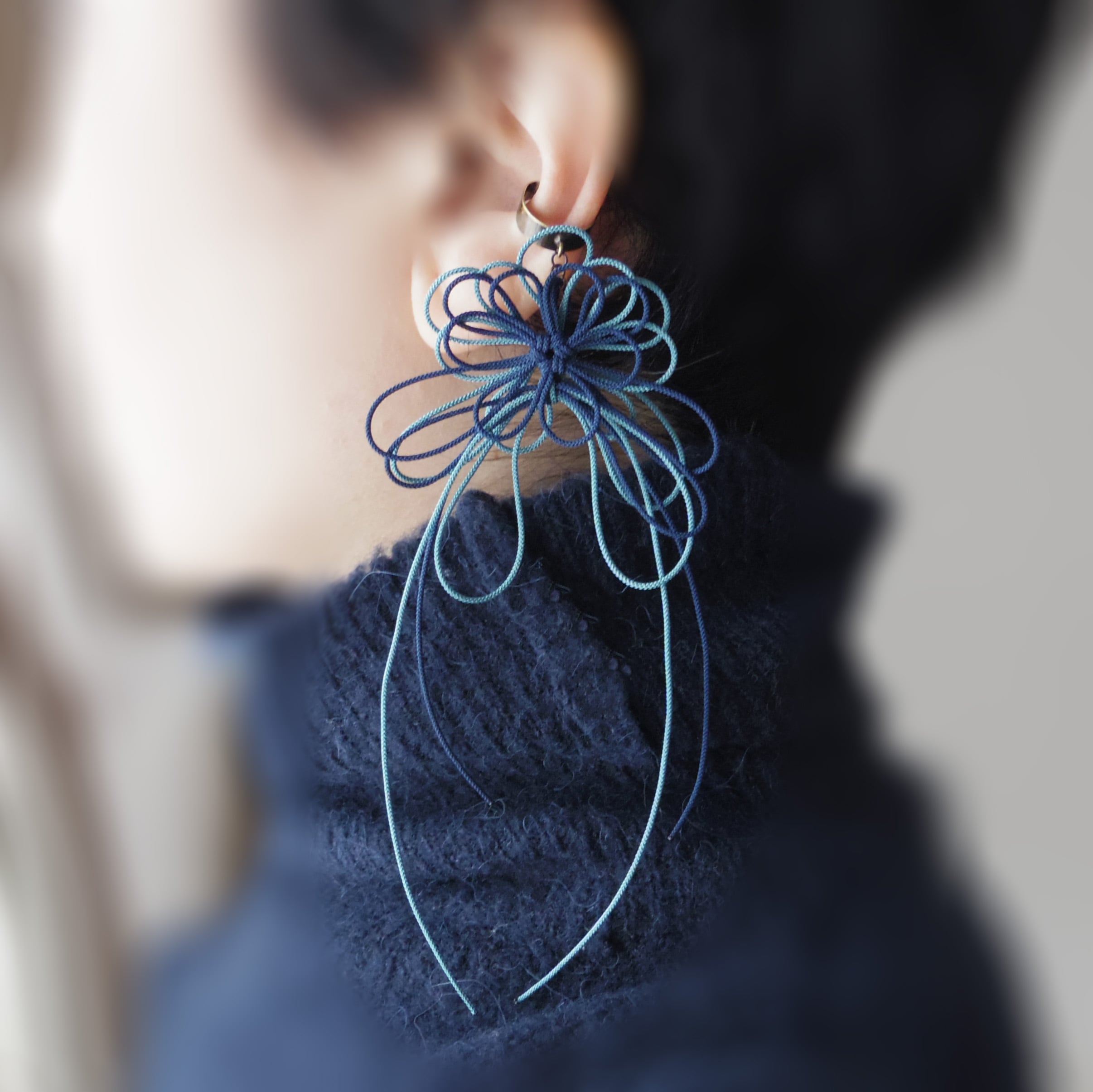 かたっぽイヤーカフ「ささら、映」(濃青×縹)