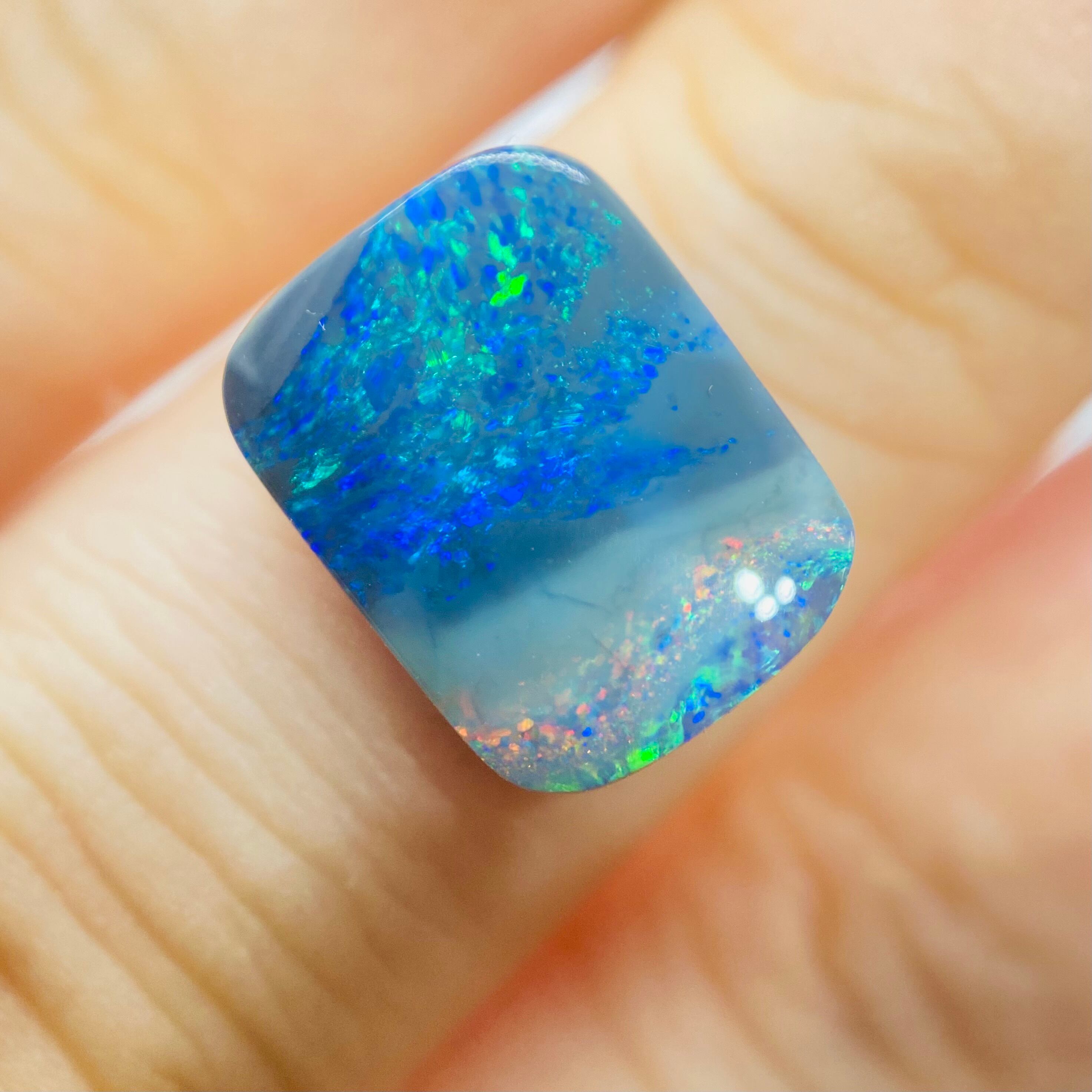 夜空に天の川 ボルダーオパール