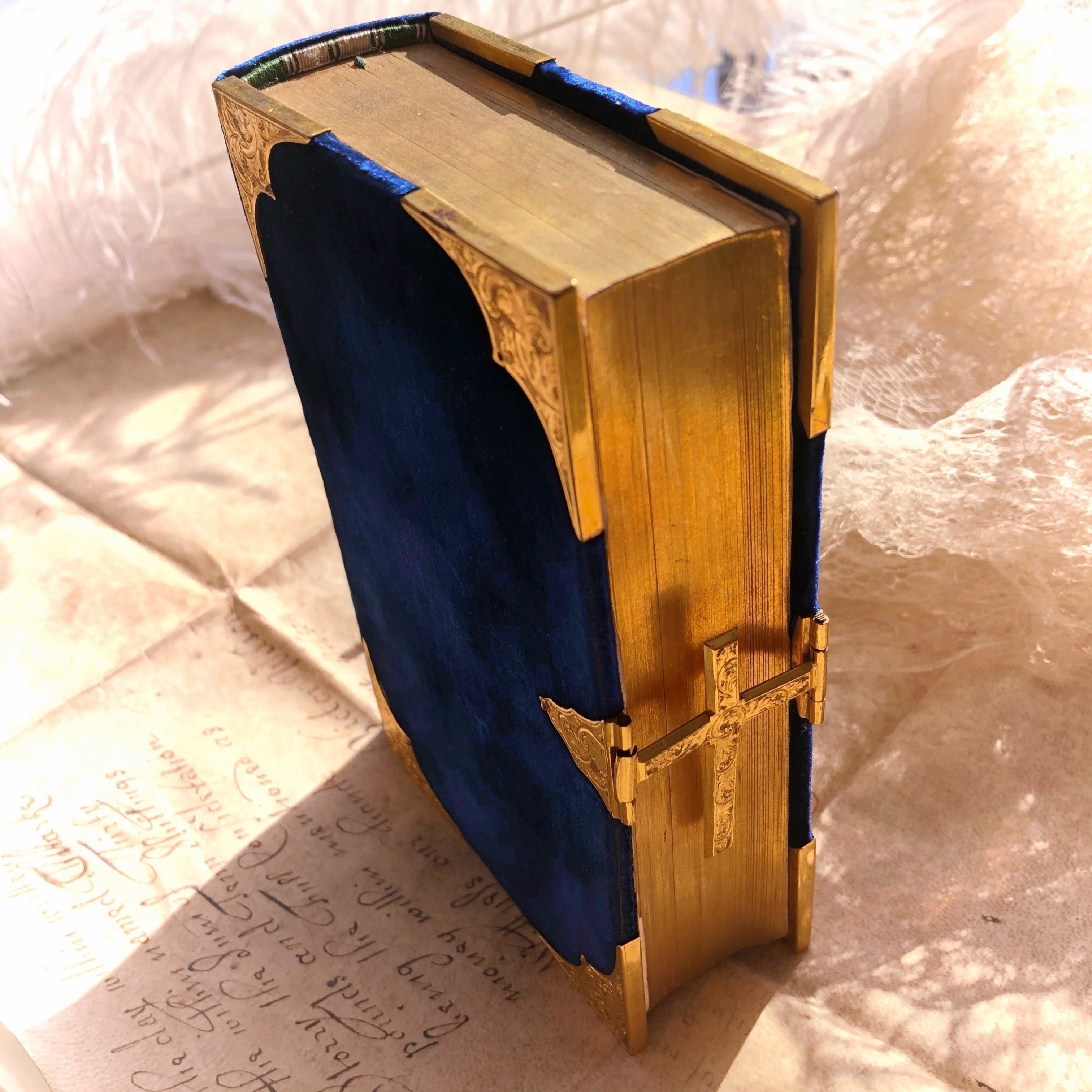 青いベルベットの祈祷書 | メルキュール骨董店