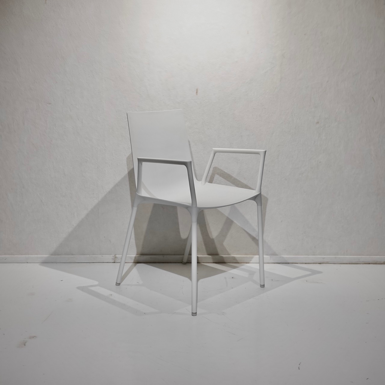 wiesner hager ウィスナーハーガー macao Chair with arms マカオチェア ダイニングチェア アームチェア 椅子 樹脂座面 ホワイト モダン ミニマル