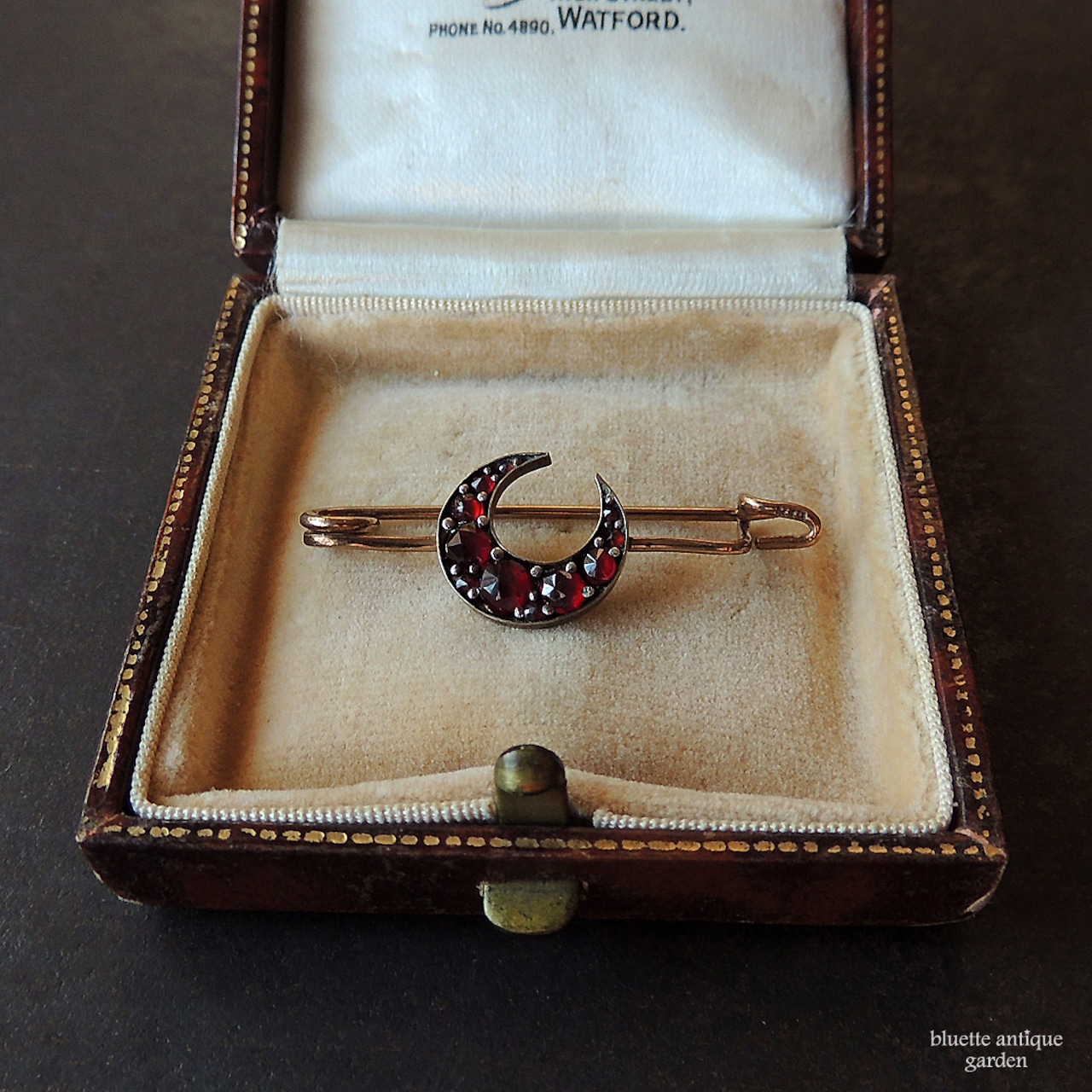 アンティークジュエリー 天然パイロープガーネット タイニークレセント(三日月) ピンブローチ(ソーティングメモ付)
