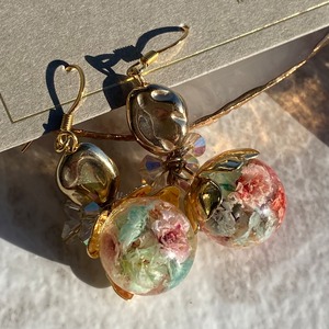 春を彩るぷっくり可愛いフラワーアクセサリー（花　ドライフラワー　ブリザードフラワー　かすみ草　ピアス　イヤリング　女子会　フック　金属アレルギー対応　レジン　大人可愛い　春）