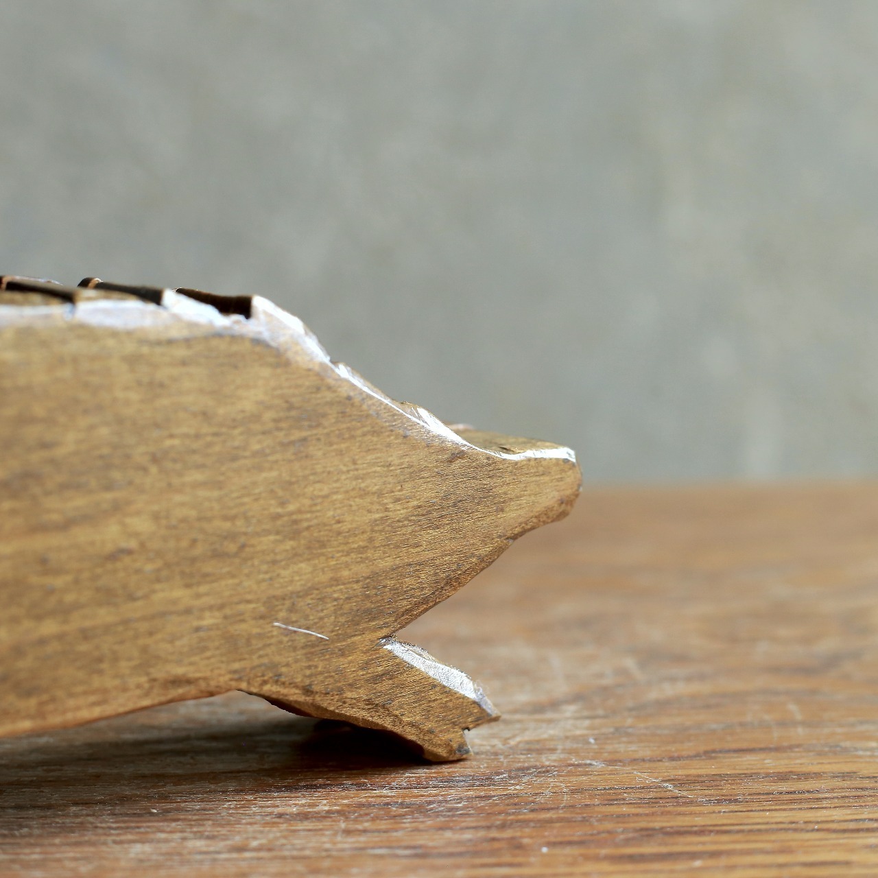 一生懸命駆ける、味わいあるイノシシの小物入れ