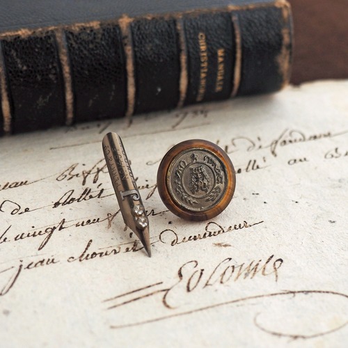 Re:novel - ペン先 - / ピンブローチ（ペンと盾bronze＆owl emblem）