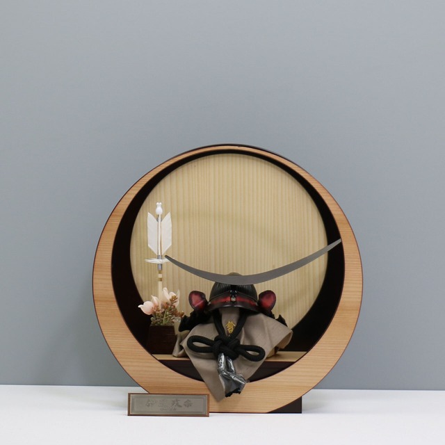 鈴甲子雄山 【Armadura 伊達政宗】 兜飾り 円形飾り 五月人形｜木製｜茶革｜和モダン｜コンパクト