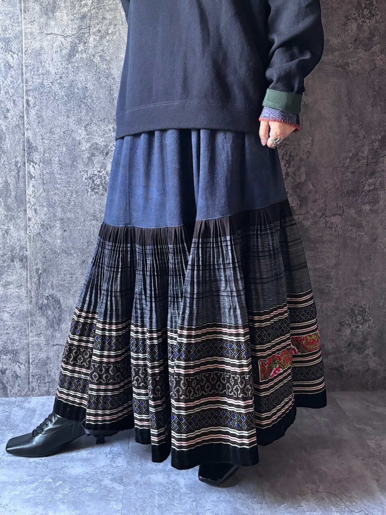 モン族スカート 077 ロング 裾ボリューム 贅沢に巻きスカート1枚使用 藍染布 手刺繍 bamiオリジナルパターン