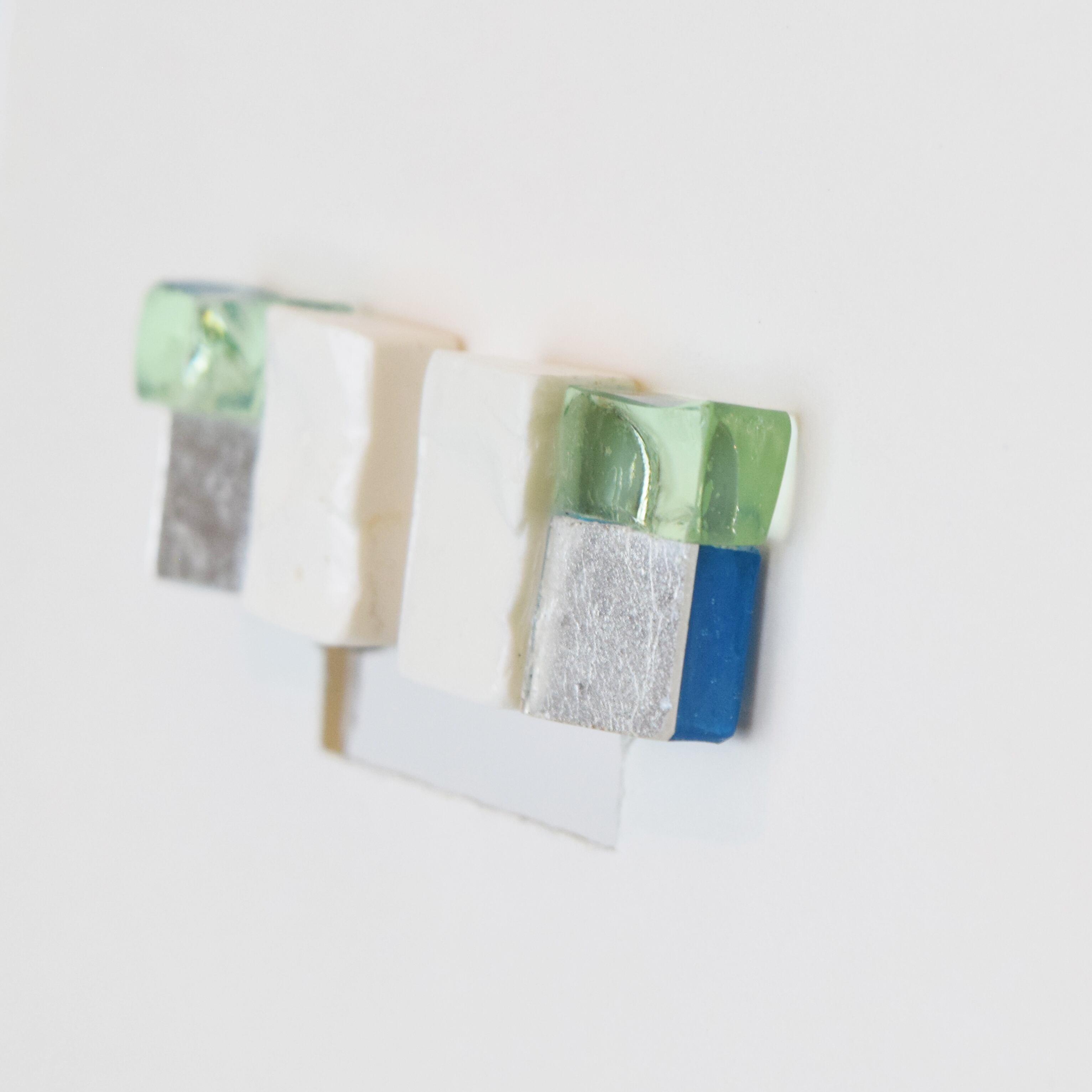 【ベーシック】イヤリングL　白×シルバー×緑クリア