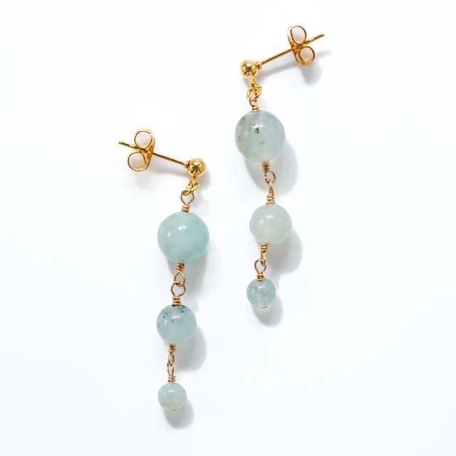 淡い海の色を閉じ込めて。アクアプレーズが揺れるミニマルピアス