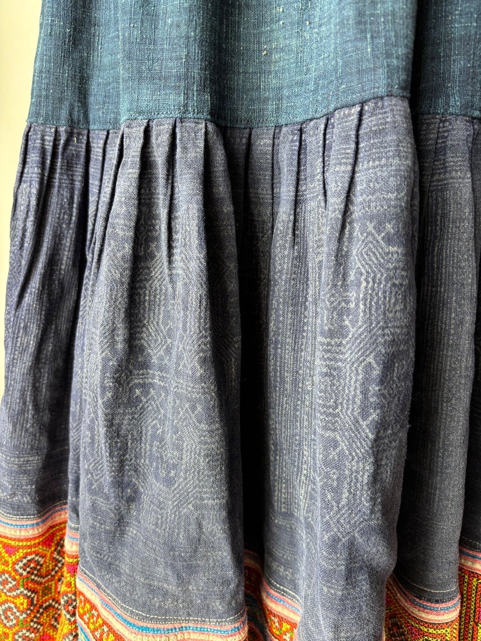 モン族スカート 048 ロング 花モン族刺繍 裾ボリューム 贅沢に