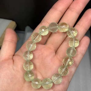 3.優しい色合いミントグリーンフローライトブレスレット