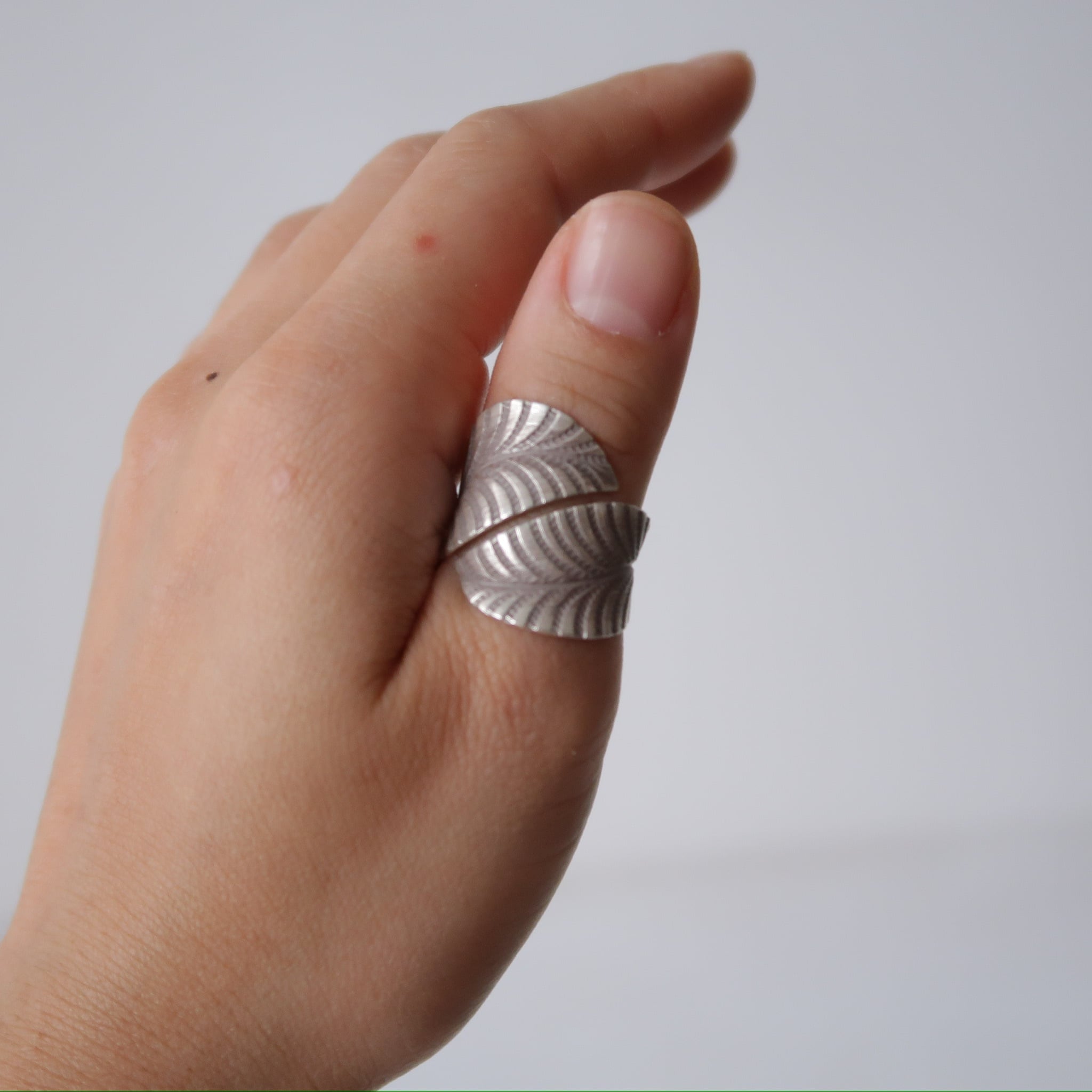 カレンシルバー】リーフモチーフリング | SUISUI