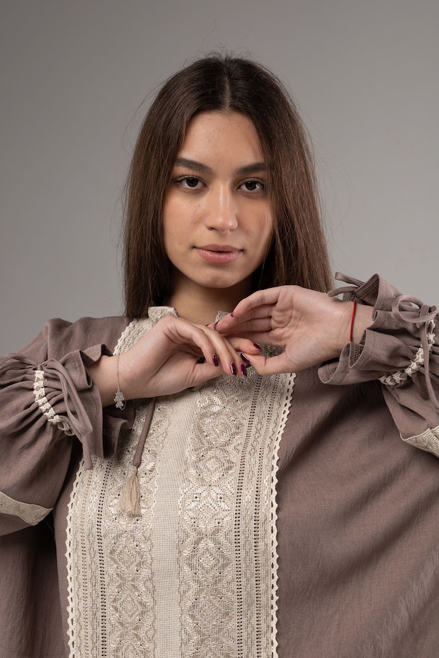 ウクライナ刺繍ヴィシヴァンカ　シルク手刺繍　麻　レディース・フリーサイズ