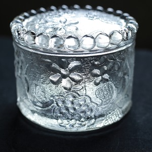 雫の冠が美しい、ガラスの小物入れ 5