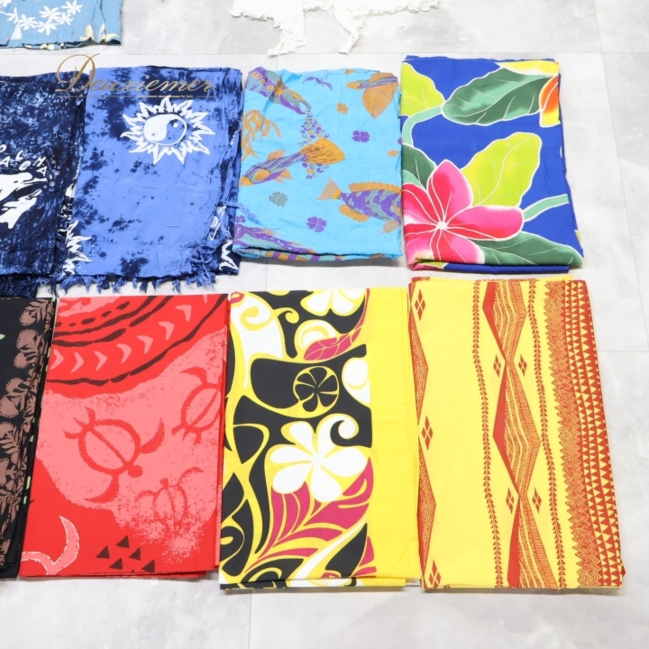 タヒチアンダンス 衣装 まとめ売り 50点以上 セット ココブラ パレオ カラアウ トップス ヒップベルト ヘアクリップ ヘアアクセサリー ネックレス ククイ シェルレイ 羽根  茶 赤 青 黄 羽織り 花柄 魚柄 楽器 小物 ブルー系 レッド系 フラダンス