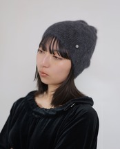 FOURAM - Fox Cashmere Knit Cap ：Gray｜固定ピンブローチ／起毛の陰影