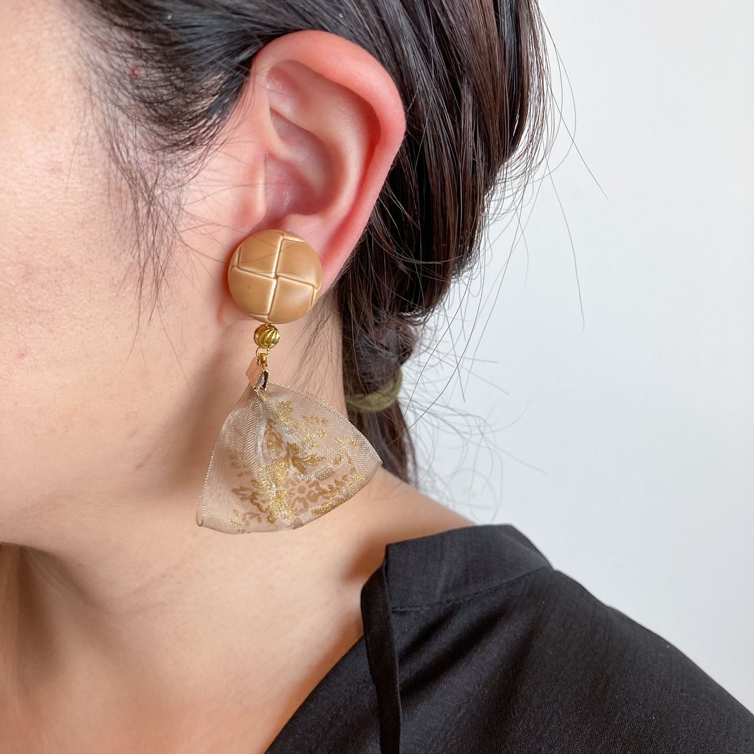 ドイツヴィンテージボタンとオーガンジーリボンの〈ピアス/イヤリング