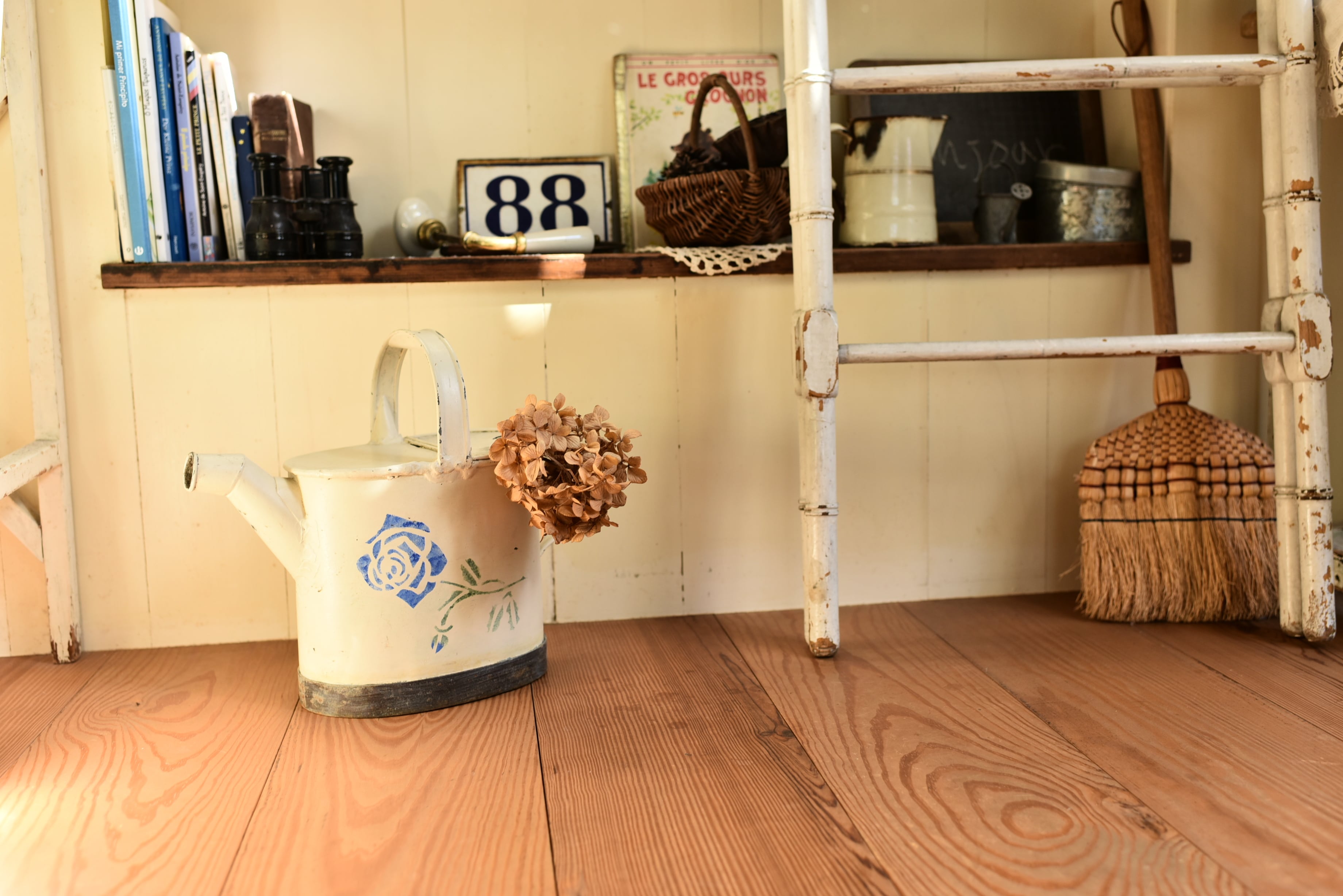 白地にお花柄がかわいい白のジョーロ フレンチアンティーク